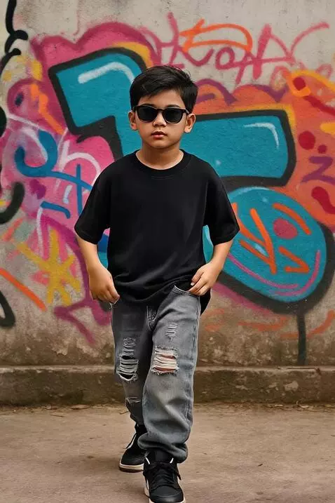 AI Video from prompt: Model tersebut berjalan dengan keren sambil mera