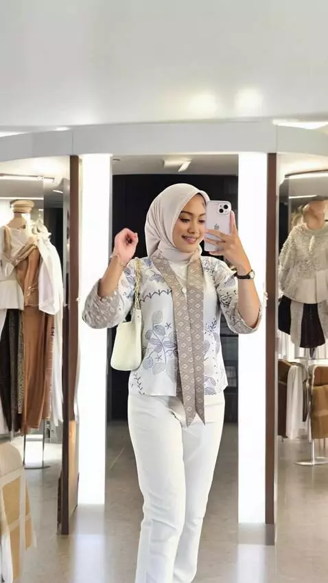 AI Video from prompt: Wanita berjoget sambil tangan kiri yang pegang H