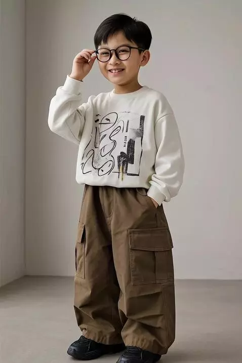 AI Video from prompt: Anak tersebut tersenyum ramah mempromosikan cela