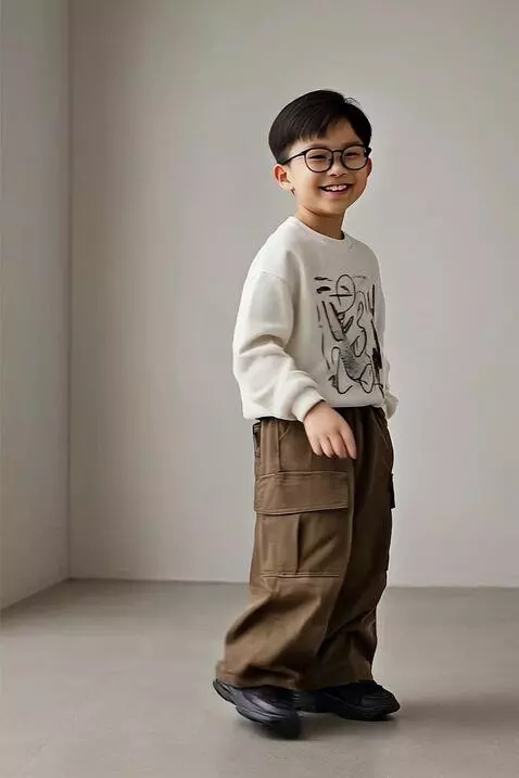 AI Video from prompt: Anak tersebut tersenyum berputar ke kiri dan ke 