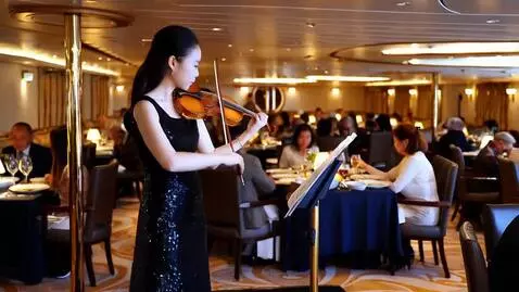 AI Video from prompt: На небольшой сцене ресторана круизного лайнера с