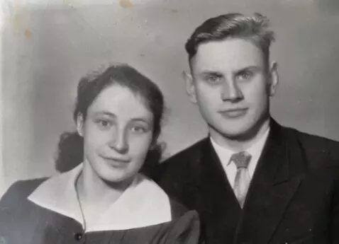 AI Video from prompt: Пара  улыбается другу другу