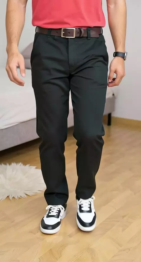 AI Video from prompt: Model tersebut konsisten berjalan maju ke depan 