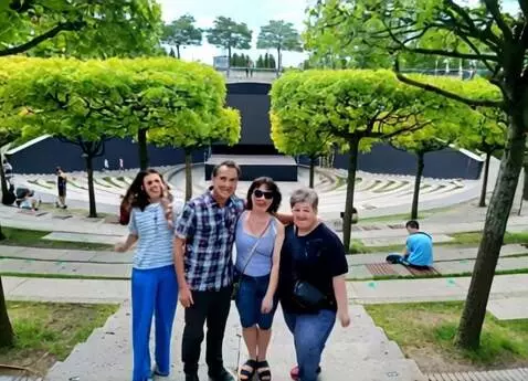 AI Video from prompt: идут и подтанцовывают...