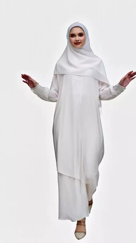 AI Video from prompt: Model tersebut berputar maju kedepan secara kons