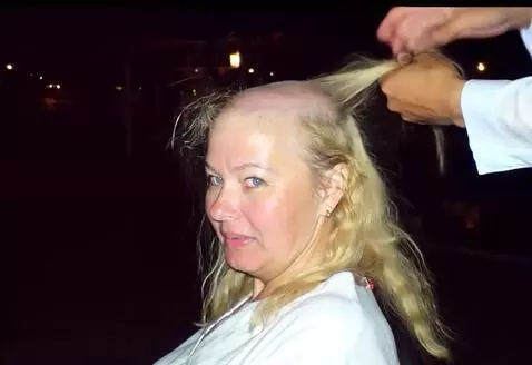 AI Video from prompt: Женщина хватает себя за волосы и стрижёт их под 