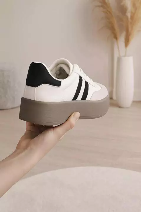 AI Video from prompt: gerakan sepatu tersebut