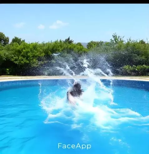 AI Video from prompt: Прыгает в бассейн и начинает купаться