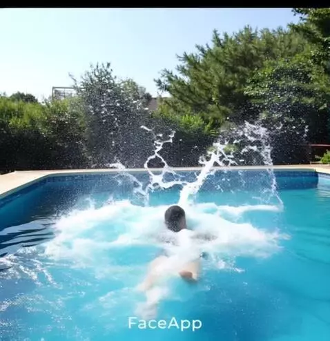AI Video from prompt: Прыгает в бассейн и начинает купаться