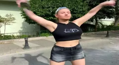 AI Video from prompt: sexy dance hardd