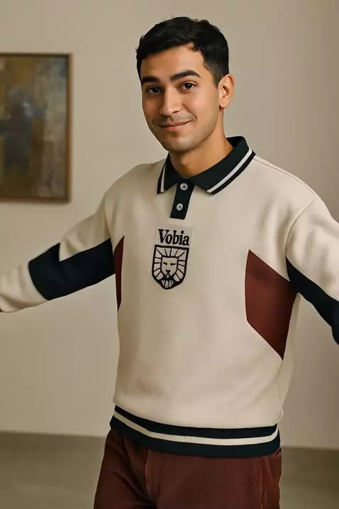 AI Video from prompt: Review sweater yg dipakai nya seperti model prof