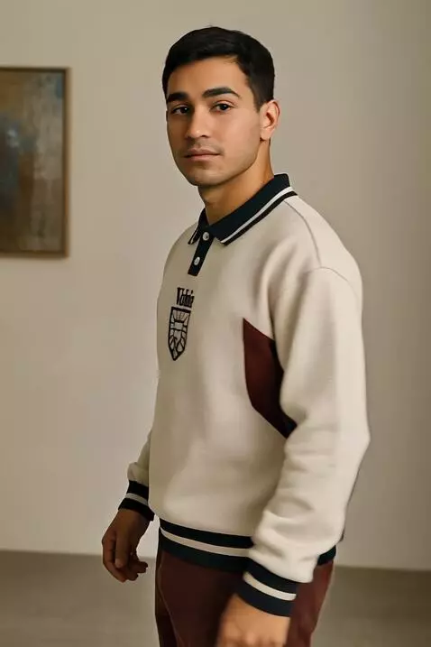 AI Video from prompt: Model berputar 180 derajat sambil merentangkan k