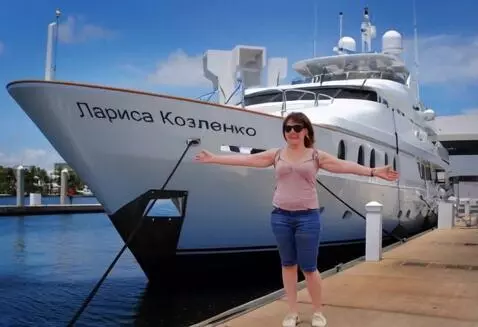 AI Video from prompt: рябь на море, женщина стоит и пританцовывает...