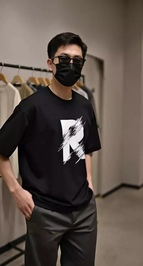 AI Video from prompt: Pria tersebut mempromosikan baju yang di pakainy