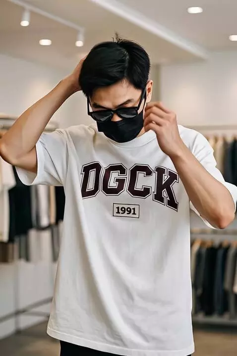 AI Video from prompt: Pria tersebut merapikan rambutnya dengan gaya ke