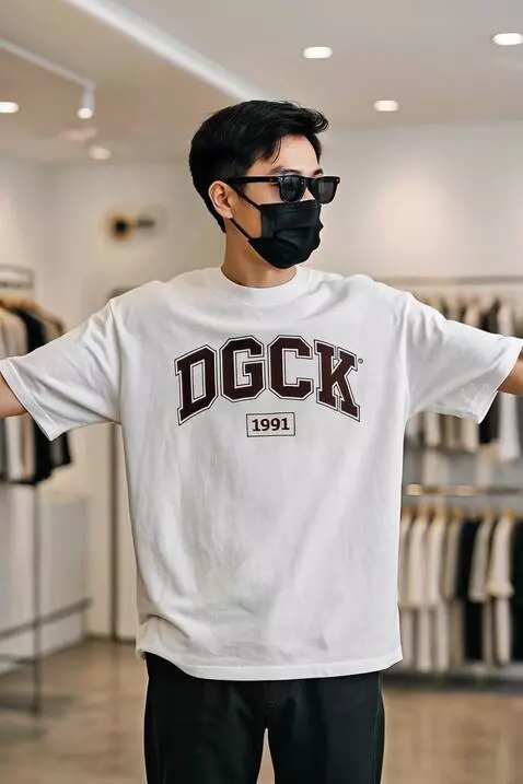 AI Video from prompt: Pria tersebut merentangkan tangannya kemudian me