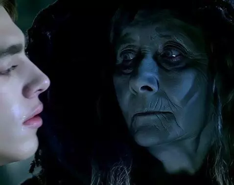 AI Video from prompt: Пожилая снежная королева целуется с парнем в губ