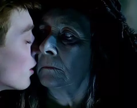 AI Video from prompt: Пожилая снежная королева целуется с юношей в губ