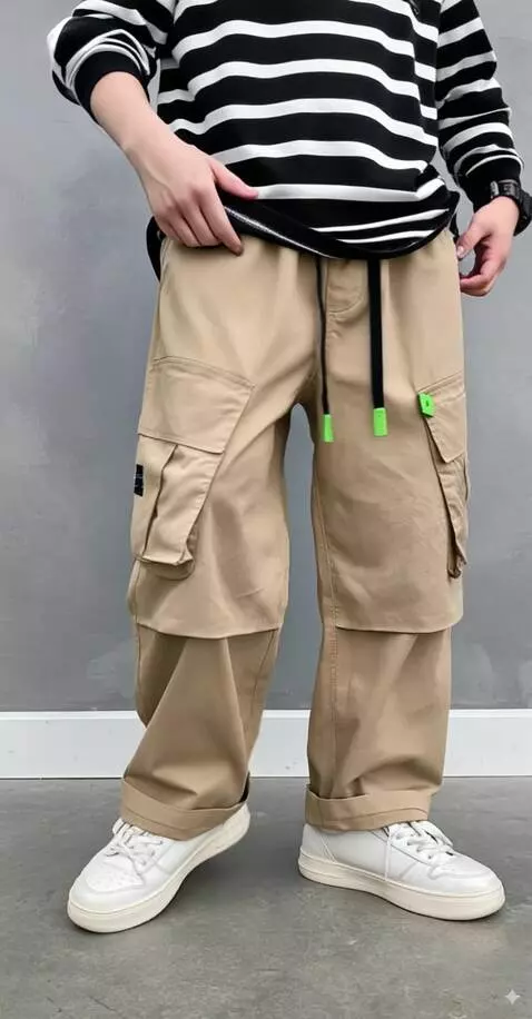 AI Video from prompt: Model tersebut mempromosikan celana yang di paka