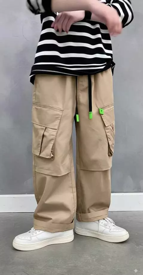 AI Video from prompt: mode tersebut menyilangkan tangan di dada berpos