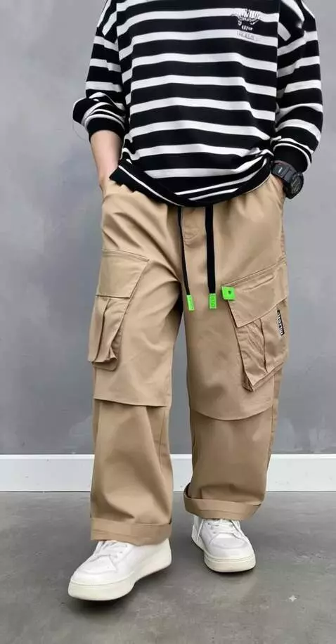 AI Video from prompt: model tersebut berjalan ke depan dengan percaya 