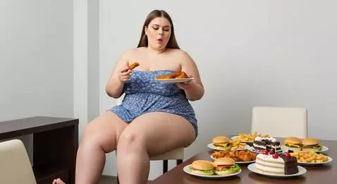AI Video from prompt: fat young woman eating food
