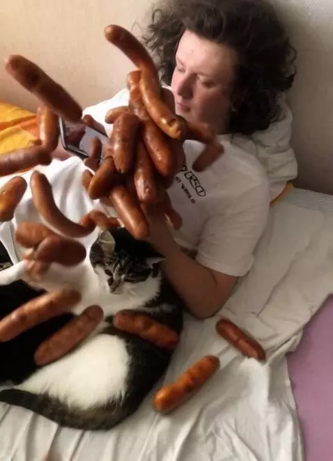 AI Video from prompt: парень сидит и после на него начинают падать сос