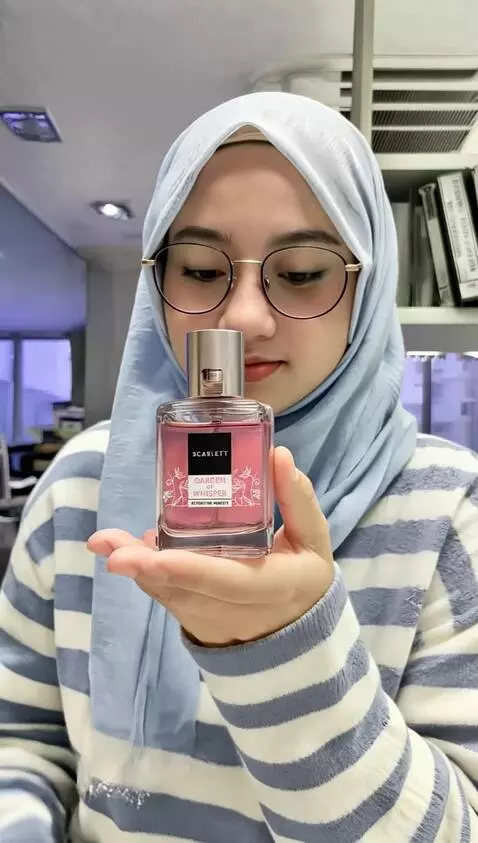 AI Video from prompt: the women pose elegantly with the parfume produc
