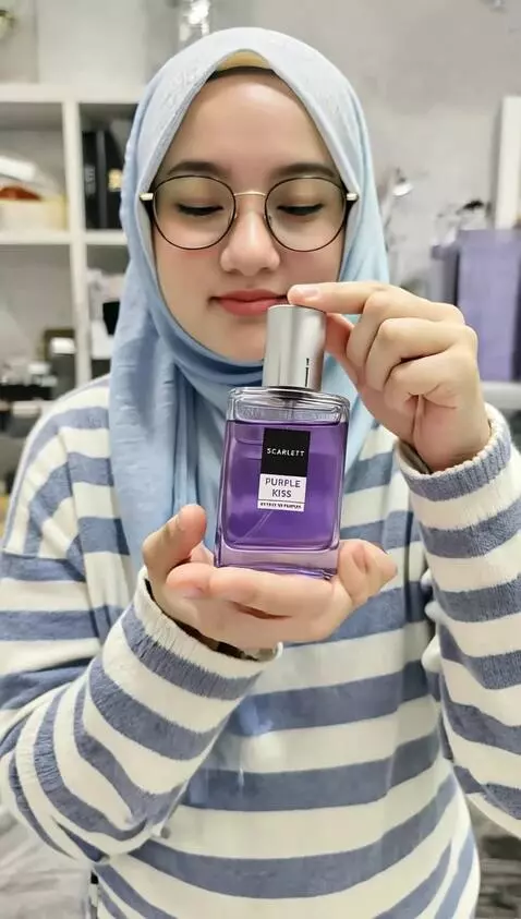 AI Video from prompt: the women pose elegantly with the parfume produc