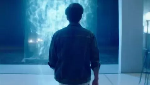 AI Video from prompt: парень завороженно смотрит в голубой мерцающий и