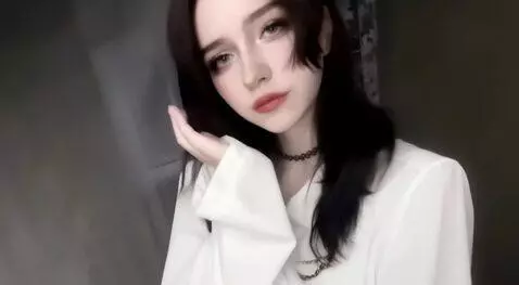 AI Video from prompt: опускает руку за пределы кадра и поворачивает ли