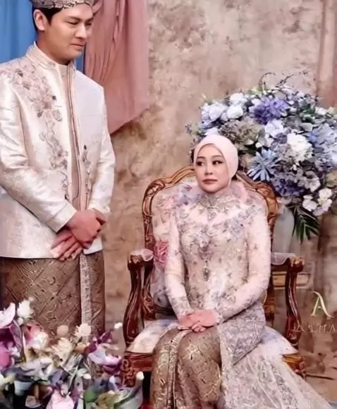 AI Video from prompt: Saling sapa dan pelukan