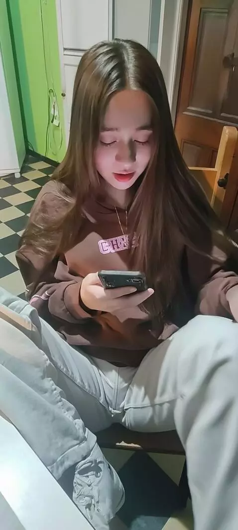 AI Video from prompt: The woman taking off her white jeans