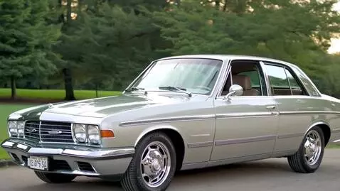 AI Video from prompt: Серебристый Mercedes-Benz E190, классический сед