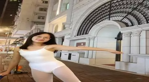 AI Video from prompt: she do sexy dance