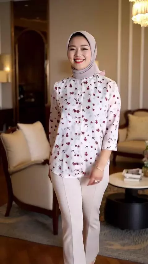 AI Video from prompt: A very beautiful woman looks intact from head to