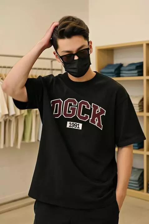 AI Video from prompt: Pria tersebut merapikan rambutnya kemudian menyi