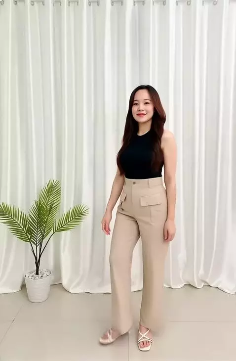 AI Video from prompt: Seorang model wanita sedang melakukan gerakan po