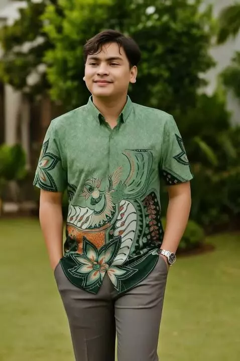AI Video from prompt: Seorang pria muda memakai kemeja batik premium d