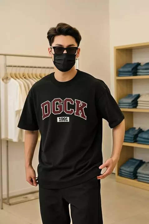 AI Video from prompt: Pria tersebut mempromosikan baju yang di pakai d