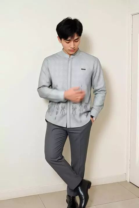 AI Video from prompt: Pria tersebut mempromosikan baju yang di pakai d