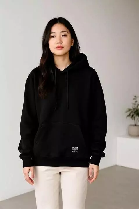 AI Video from prompt: wanita tersebut berjalan lalu berpose