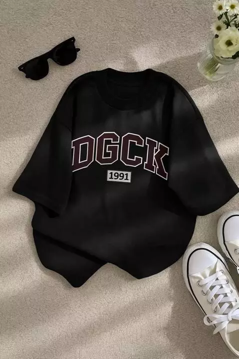 AI Video from prompt: Kamera zooin perlahahan kemudian berputar ke kir