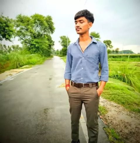 AI Video from prompt: Ek ladki aaye or mujhe hug karke kis kre