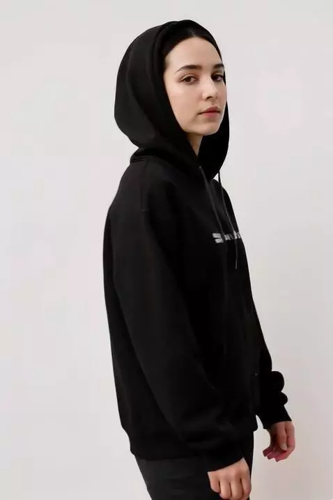 AI Video from prompt: wanita tersebut berjalan lalu berpose