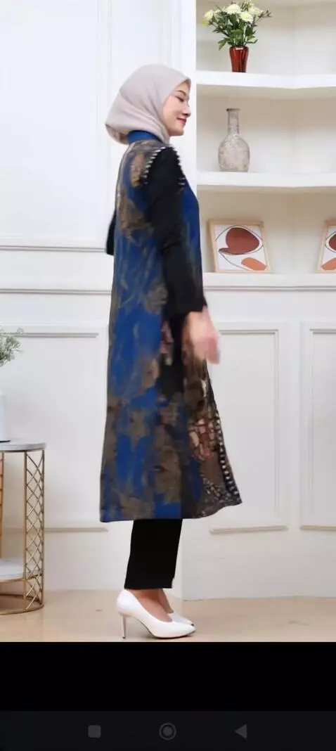 AI Video from prompt: Seorang model wanita sedang melakukan gerakan po