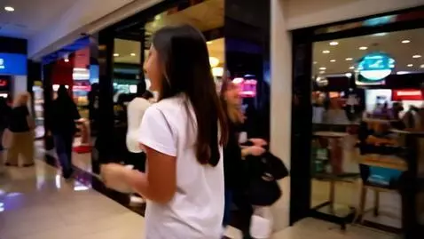 AI Video from prompt: فتاه تمشي في مجمع و تتحدث عن المكان و القهوه و ا