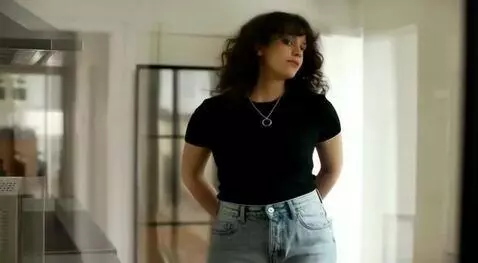 AI Video from prompt: LA RAGAZZA CANTA LIRICA DEL CUCU L'ANGELO DEL PA