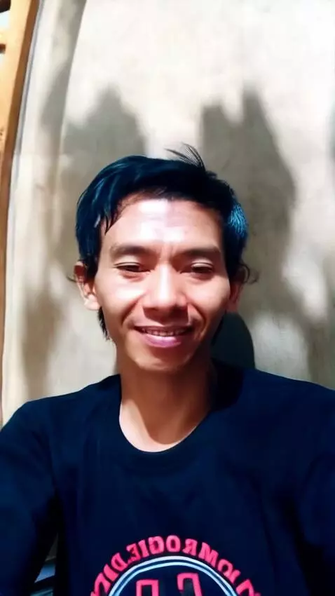 AI Video from prompt: Sedang jalan di depsn mnara eiffel sore hari