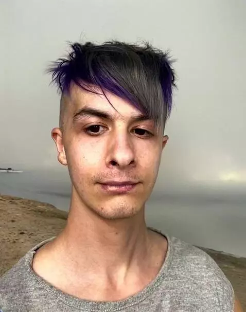 AI Video from prompt: Мужчина стоит на пляжу в синем платье и Таобао